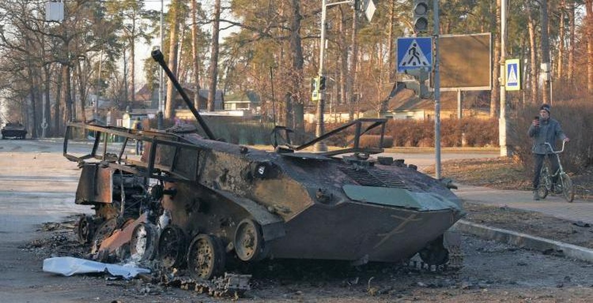 Thiết giáp nhảy dù BMD-2 Nga bị UAV TB-2 Ukraine phá hủy tại Kherson
