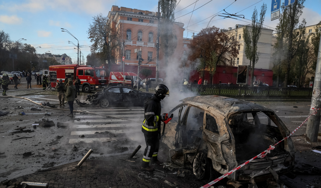 Ukraine nói Nga phóng 75 tên lửa tấn công, Kiev rung chuyển