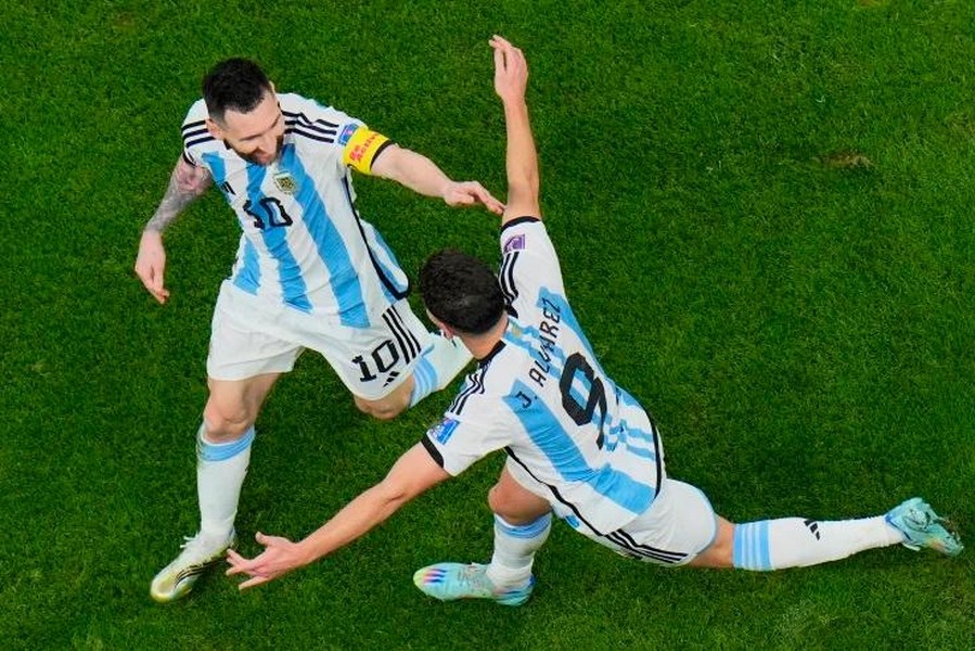  Julian Alvarez - từ fan Messi thành người hùng Argentina và lời tiên tri của Pep Guardiola