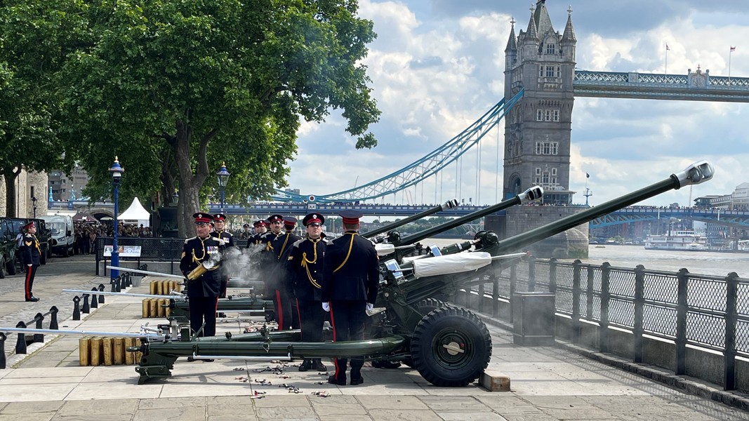 Tìm hiểu loại lựu pháo được bắn loạt 62 phát, mừng Vua Charles III lên ngôi