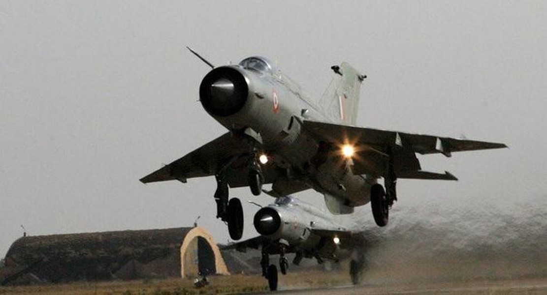 'Cánh én bạc' MiG-21 Ấn Độ lao xuống đất, 5 người thương vong