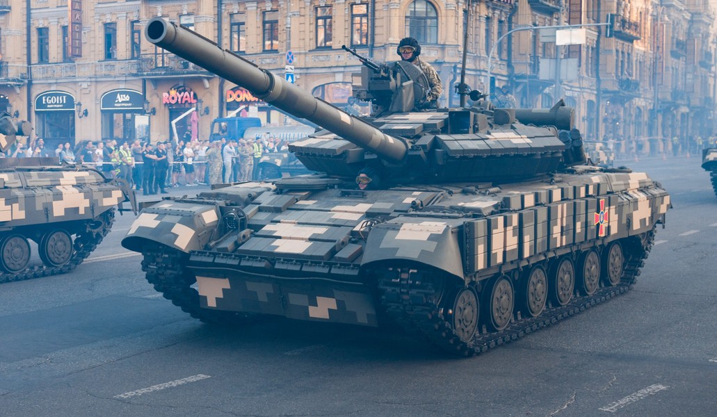 Biến thể mạnh nhất của xe tăng T-64 'thúc thủ' dưới đòn đánh của UAV Lancet