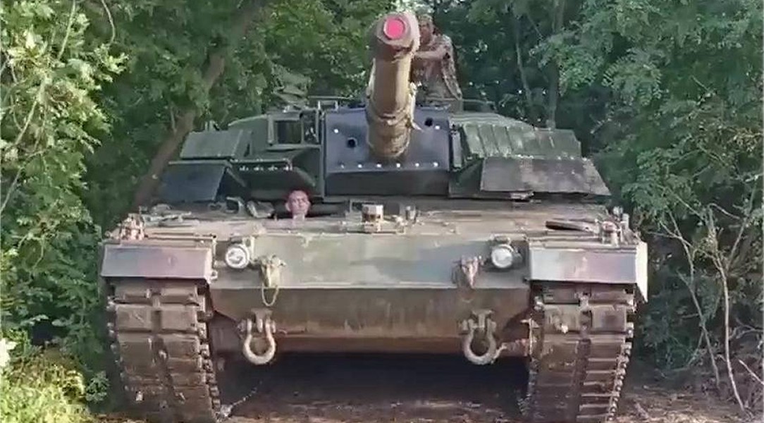 Giáp phản ứng nổ huyền thoại Liên Xô Kontakt-1 gắn lên xe tăng Leopard 2A4