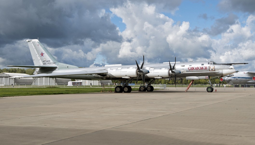 Nga vẽ hình oanh tạc cơ Tu-95MS lên đường băng để dẫn dụ UAV tự sát