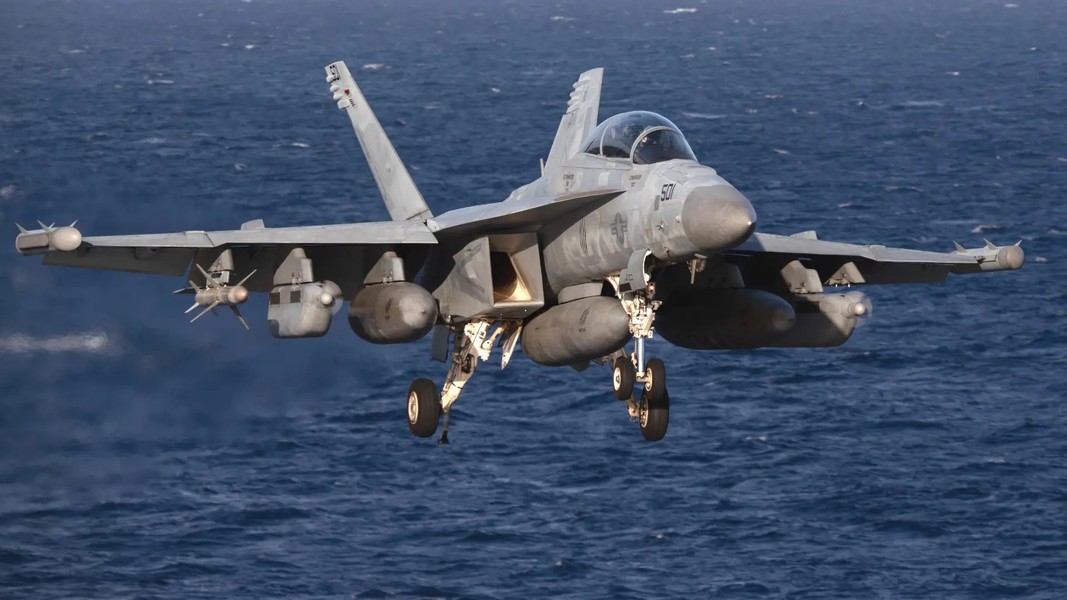 Chiến đấu cơ EA-18G thêm ‘móng vuốt’ khi tăng cường tên lửa AIM-9X