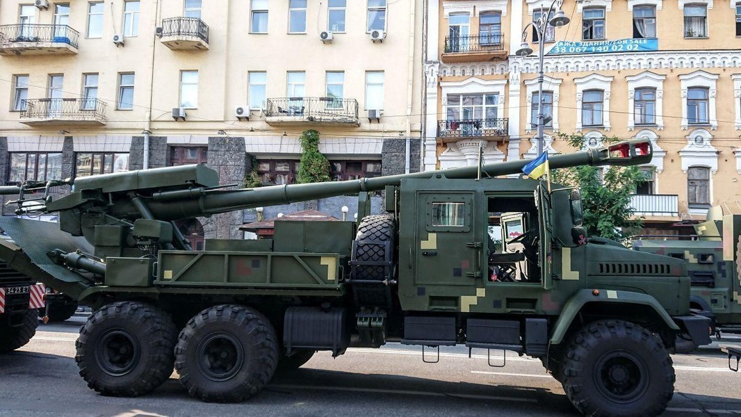Cận cảnh pháo tự hành Bogdana Ukraine bị UAV Lancet Nga tập kích