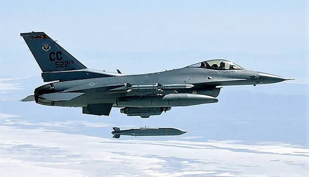 Tiêm kích F-16 Hy Lạp đáng gờm khi trang bị giá kép mang bom AGM-154