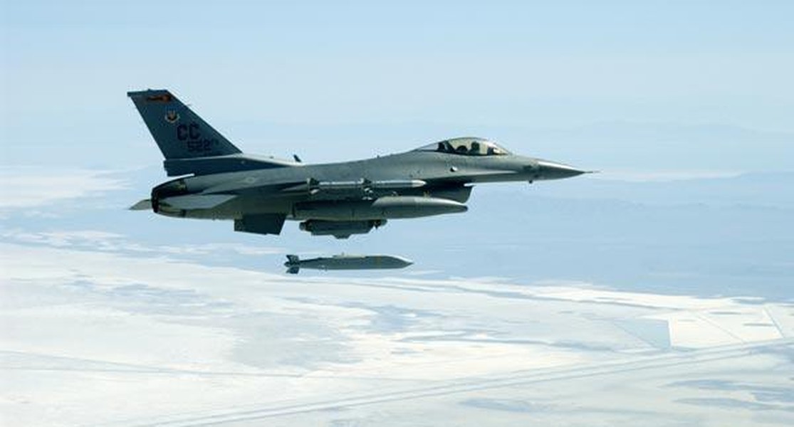 Tiêm kích F-16 Hy Lạp đáng gờm khi trang bị giá kép mang bom AGM-154