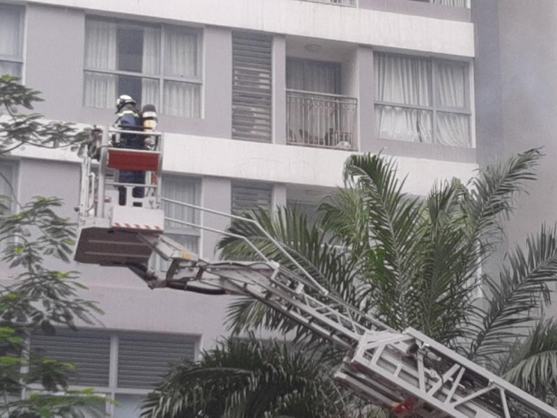 Nghẹt thở tình huống cứu người bằng thang dây trong giả định cháy, nổ trên chung cư cao cấp