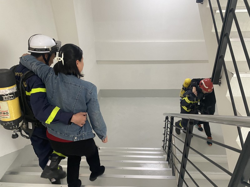 Điều xe thang đến xử lý sự cố cháy giả định tại Bệnh biện Việt - Pháp