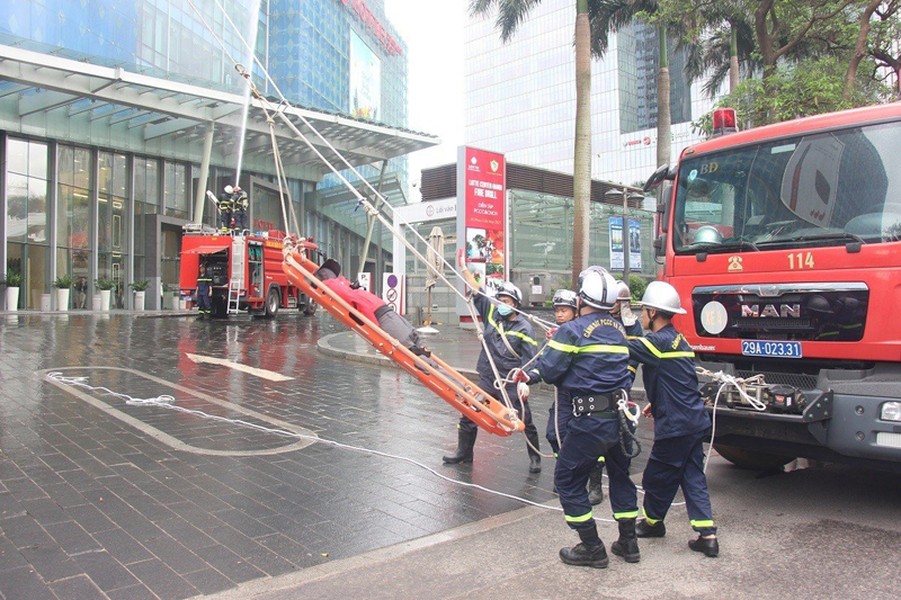 Cận cảnh màn cứu người tại tòa nhà Lotte Center Hà Nội ở tình huống giả định mắc kẹt trong đám cháy