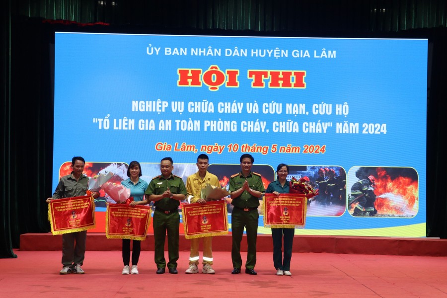 Cuộc so tài của 176 vận động viên là thành viên các “Tổ liên gia an toàn PCCC”