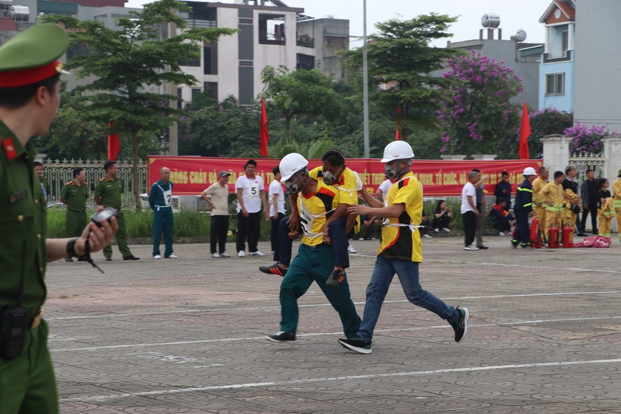 Cuộc so tài của 176 vận động viên là thành viên các “Tổ liên gia an toàn PCCC”