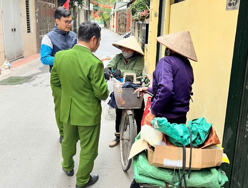 Đi khắp ngõ, gõ từng nhà hỗ trợ người dân trở thành “Công an Thủ đô số - iHanoi”