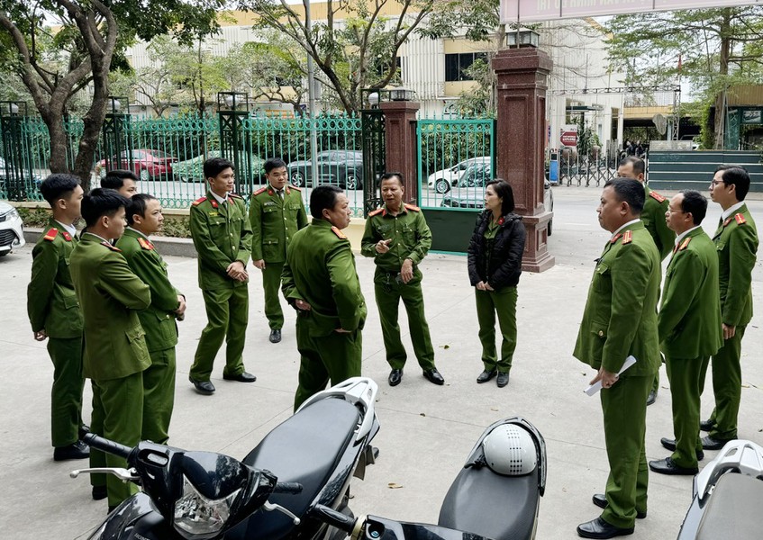 Đi khắp ngõ, gõ từng nhà hỗ trợ người dân trở thành “Công an Thủ đô số - iHanoi”