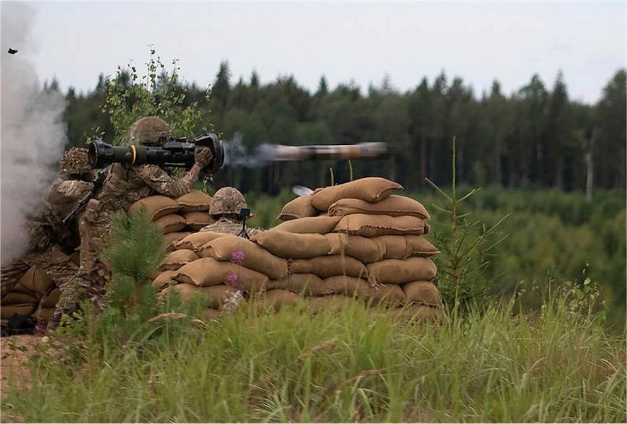 Tên lửa chống tăng NLAW Ukraine xé nát chiến xa bộ binh chỉ với một phát bắn