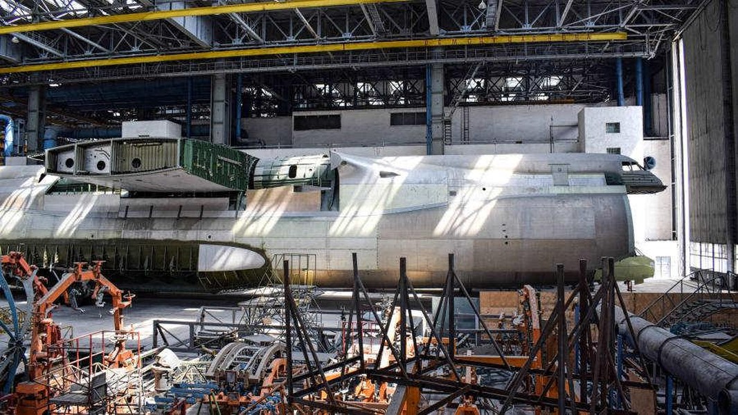 Ukraine tố cáo Nga phá hủy 2 siêu vận tải cơ An-225 Mriya