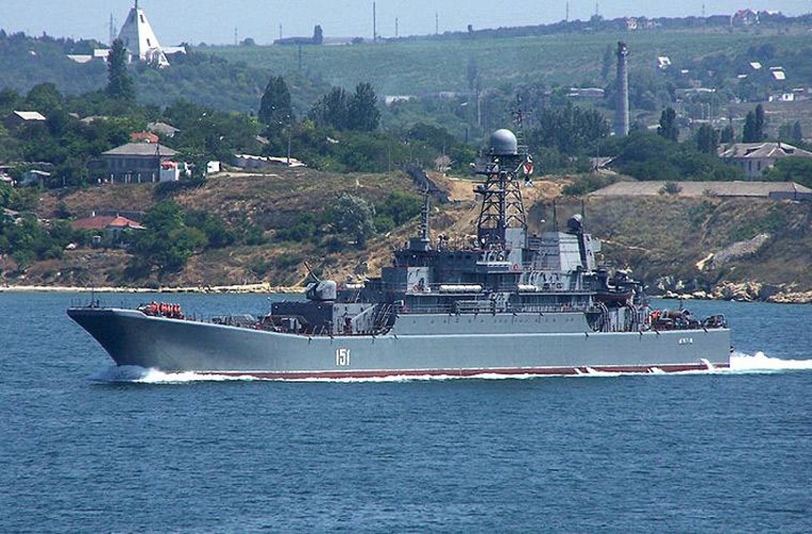 Ukraine: Hai tàu đổ bộ cỡ lớn Ropucha Nga bốc cháy tại cảng Berdyansk