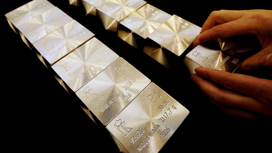 Thiếu hụt kim loại quý hơn vàng từ Nga khiến ngành công nghiệp ô tô điêu đứng