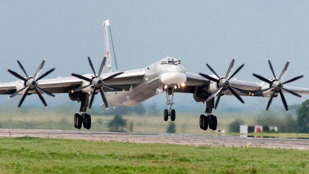 Máy bay ném bom động cơ hạt nhân Tu-95LAL suýt gây thảm họa 