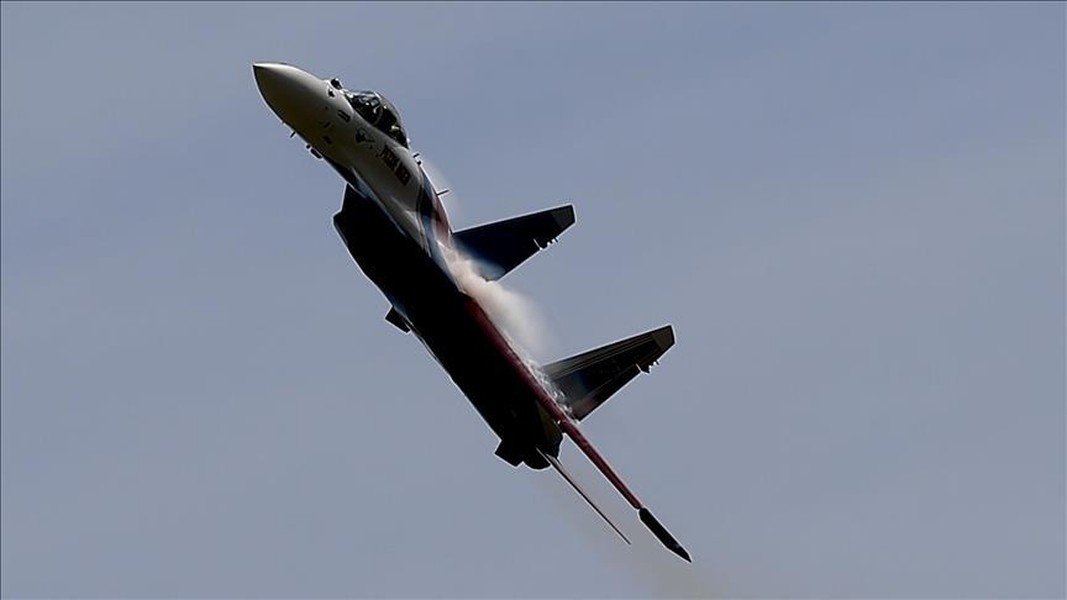 Tiêm kích Nga bắn tên lửa gần máy bay trinh sát Anh tại Biển Đen