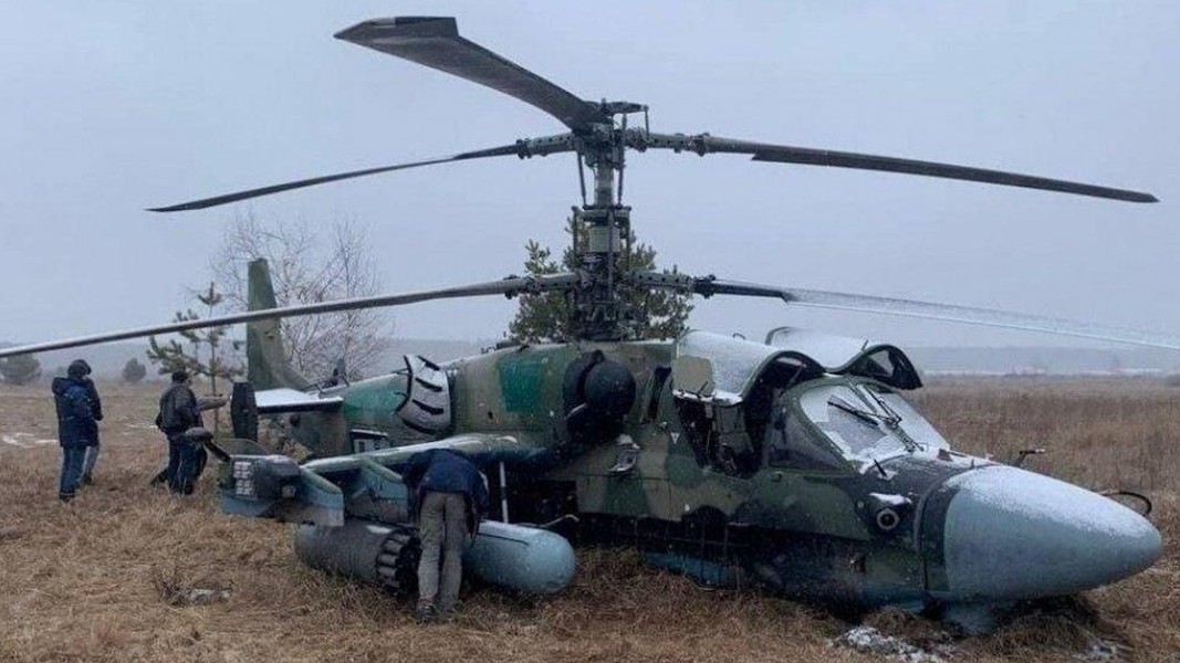 Hệ thống EW bảo vệ trực thăng Ka-52 Nga an toàn ngay cả khi bị tên lửa tấn công ồ ạt