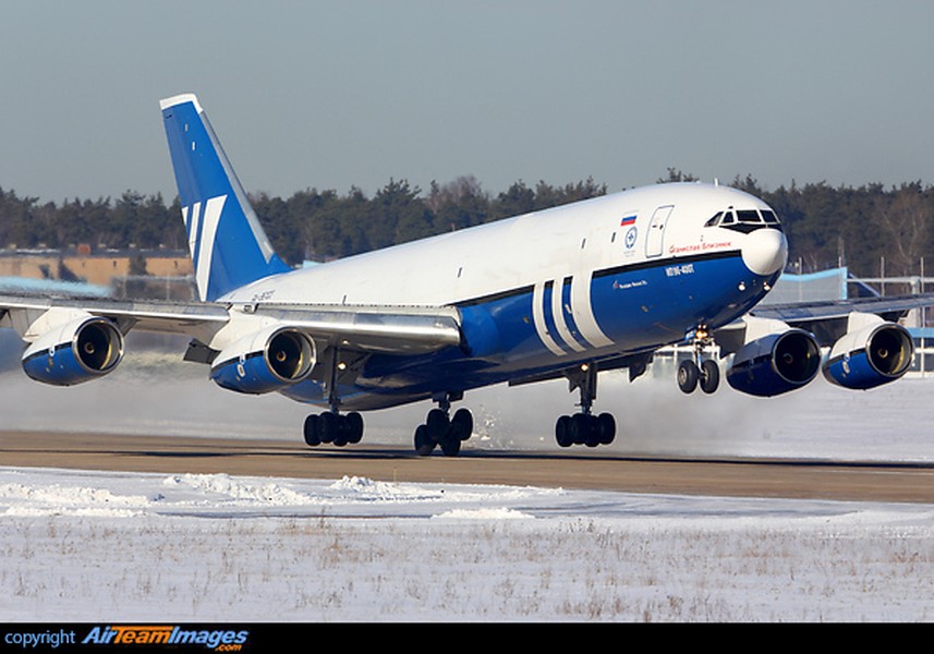 Vận tải cơ Il-96-400T đặc biệt của Nga cất cánh