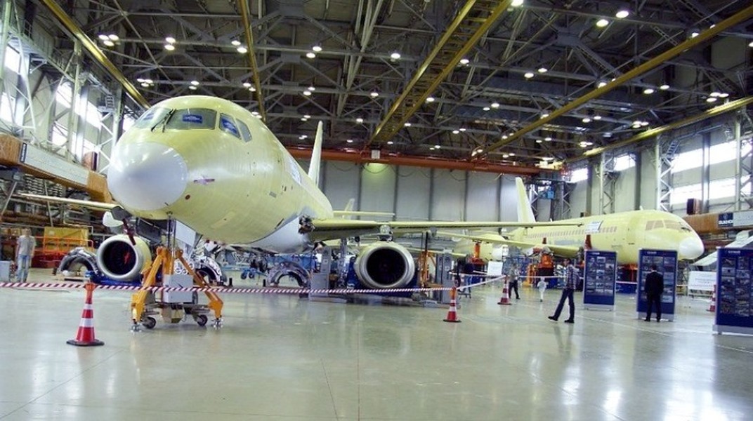 Máy bay SJ-100 của Nga cất cánh cùng hàng loạt hệ thống nội địa