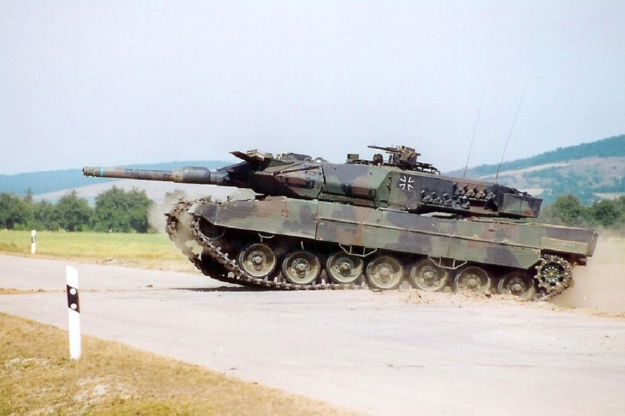 Một xe tăng Leopard 2A6 đương đầu cùng lúc hai chiếc T-80 