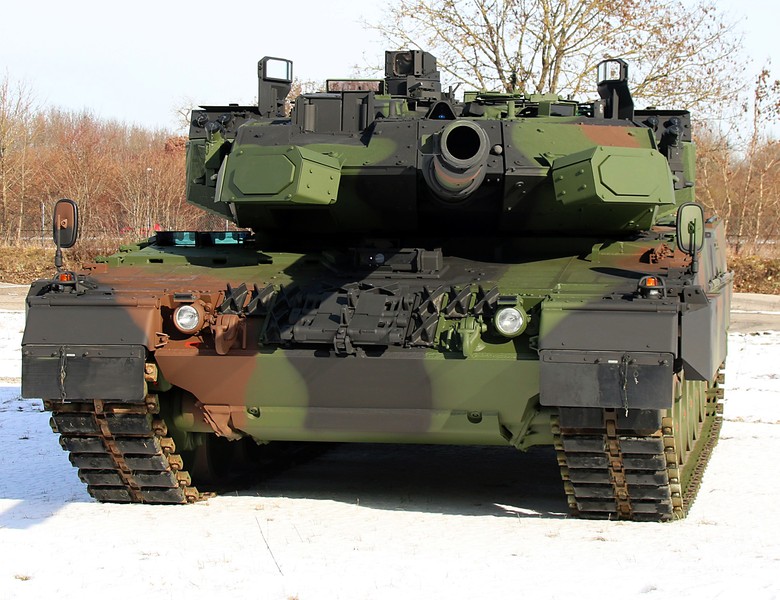 Một xe tăng Leopard 2A6 đương đầu cùng lúc hai chiếc T-80 