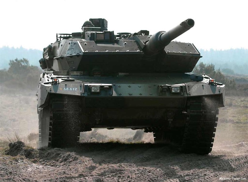 Một xe tăng Leopard 2A6 đương đầu cùng lúc hai chiếc T-80 