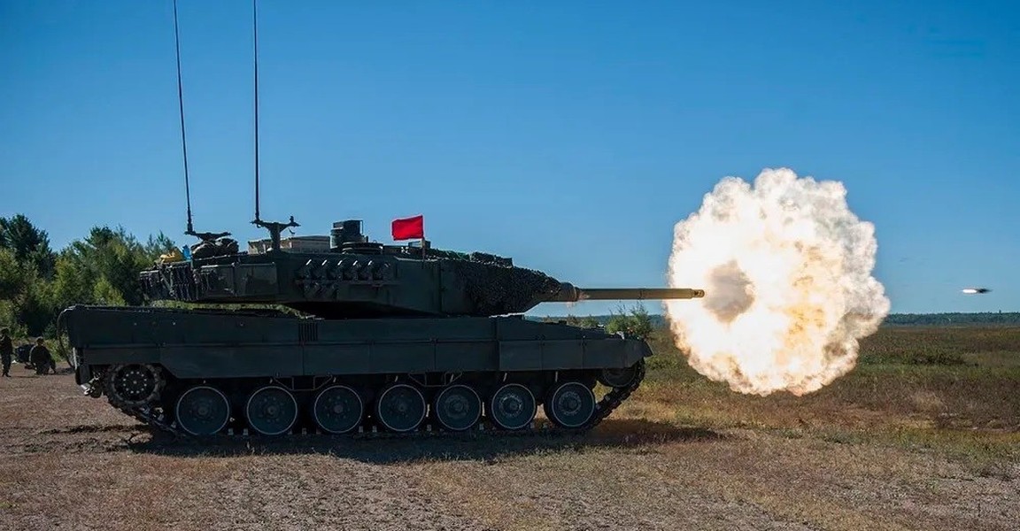 Một xe tăng Leopard 2A6 đương đầu cùng lúc hai chiếc T-80 