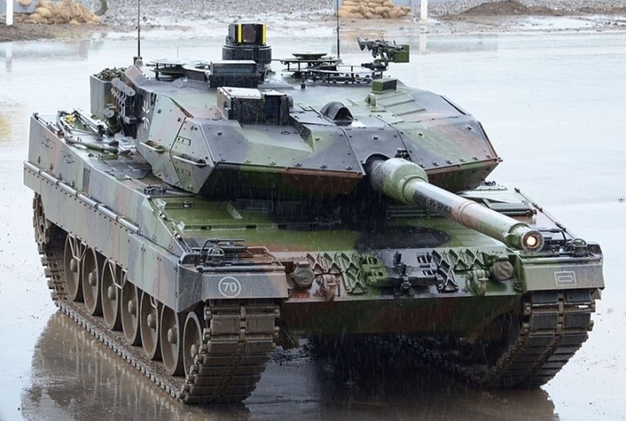 Một xe tăng Leopard 2A6 đương đầu cùng lúc hai chiếc T-80 