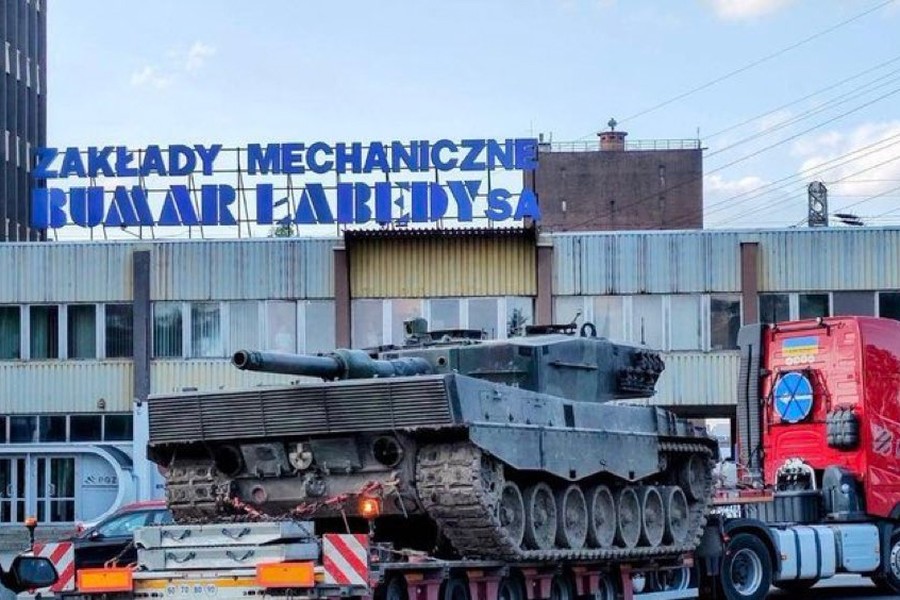 Cặp xe tăng Leopard hư hỏng trong chiến đấu được sửa chữa 'nhanh chóng mặt'
