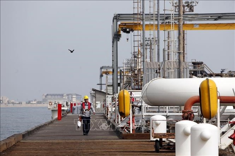Giá dầu thế giới giảm mạnh bất chấp nỗ lực của Nga và Saudi Arabia
