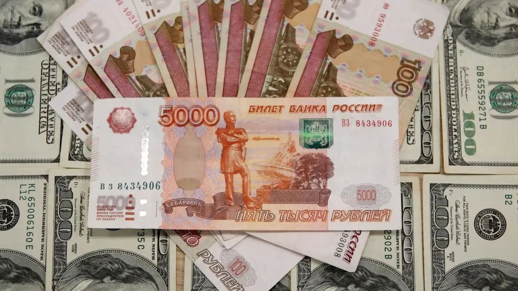 Nguyên nhân nào khiến đồng rúp Nga bất ngờ tăng giá mạnh sau khi giảm sâu?