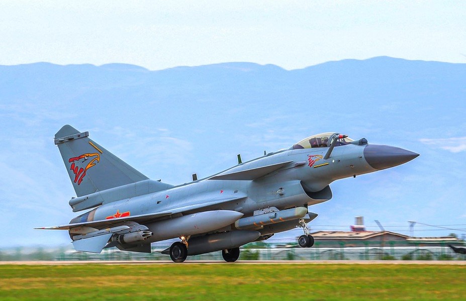 Tiêm kích J-10CE 'thách thức' Eurofighter Typhoon trong không chiến đối kháng