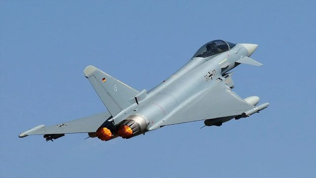 Tiêm kích J-10CE 'thách thức' Eurofighter Typhoon trong không chiến đối kháng