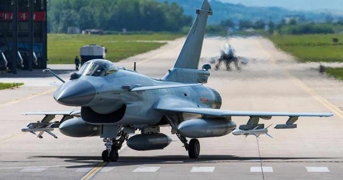 Tiêm kích J-10CE 'thách thức' Eurofighter Typhoon trong không chiến đối kháng