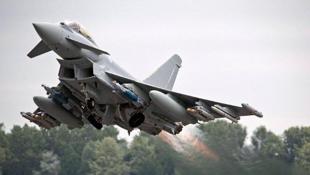 Tiêm kích J-10CE 'thách thức' Eurofighter Typhoon trong không chiến đối kháng