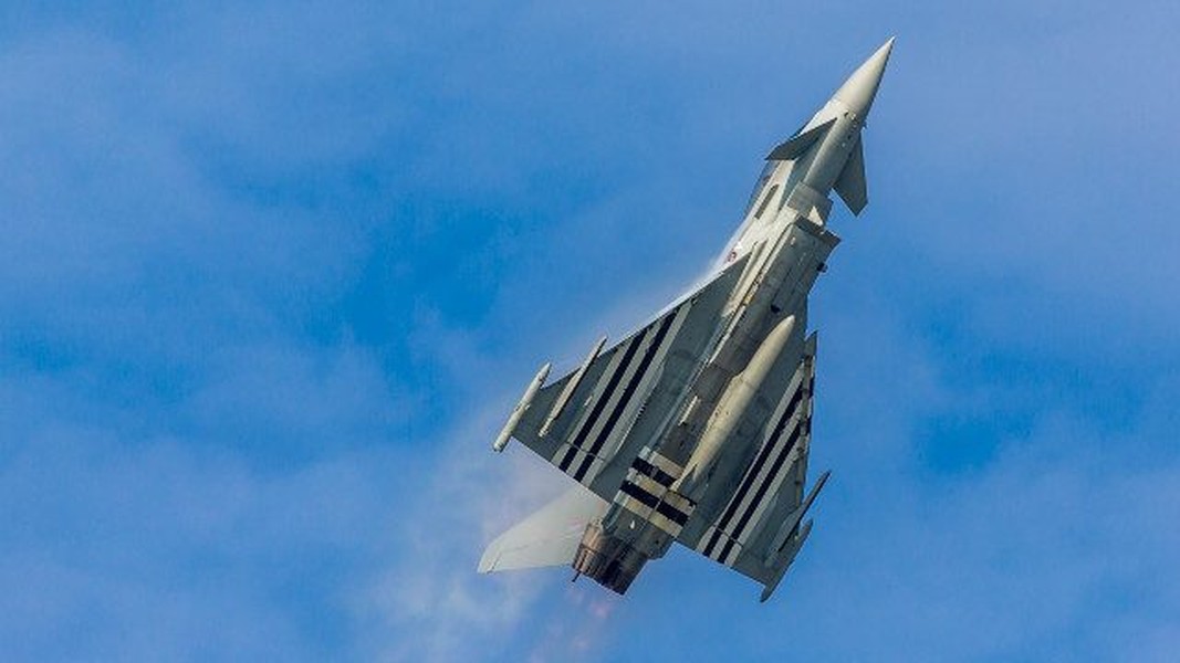 Tiêm kích J-10CE 'thách thức' Eurofighter Typhoon trong không chiến đối kháng