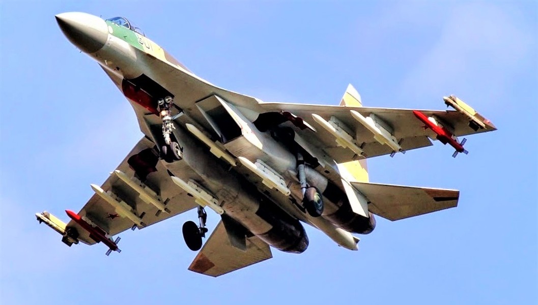 Tiêm kích Su-35 gây ấn tượng mạnh khi xuất hiện ở 'chế độ quái thú'