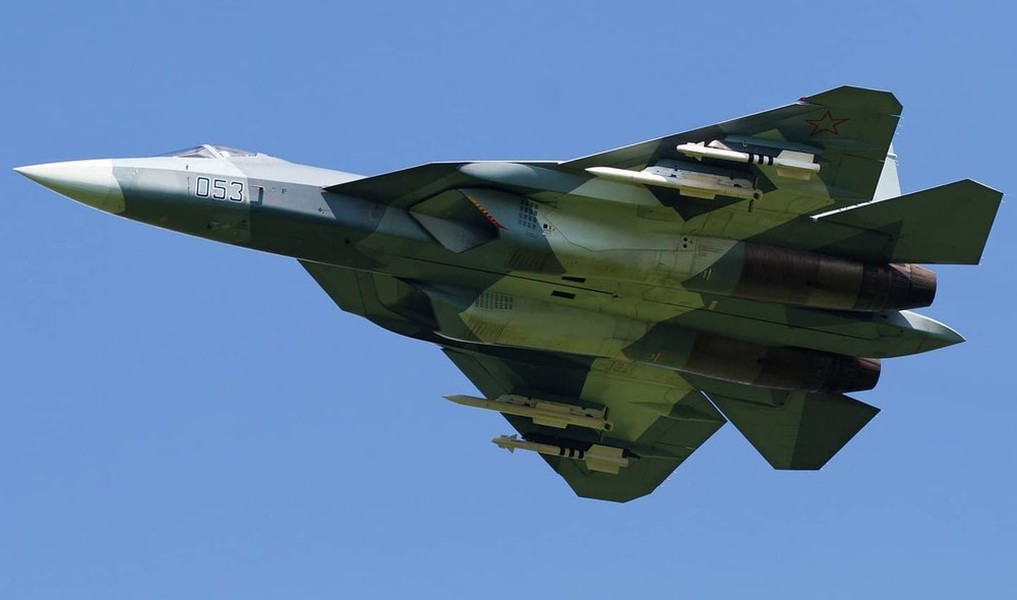 Tiêm kích Su-57 gây kinh ngạc với khoang vũ khí bên hông chứa tên lửa R-74M