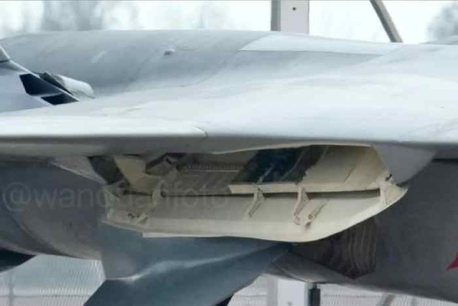 Tiêm kích Su-57 gây kinh ngạc với khoang vũ khí bên hông chứa tên lửa R-74M