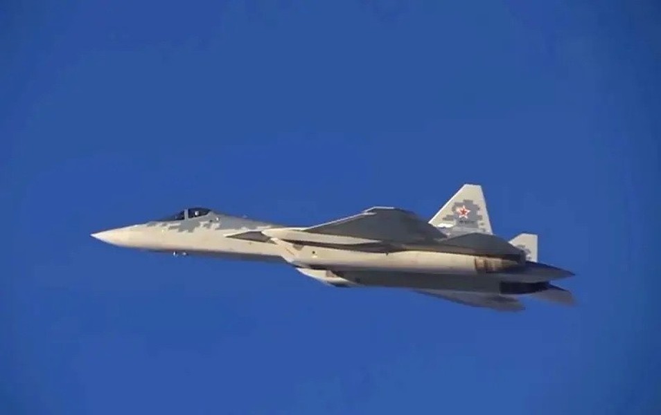 Tiêm kích Su-57 gây kinh ngạc với khoang vũ khí bên hông chứa tên lửa R-74M