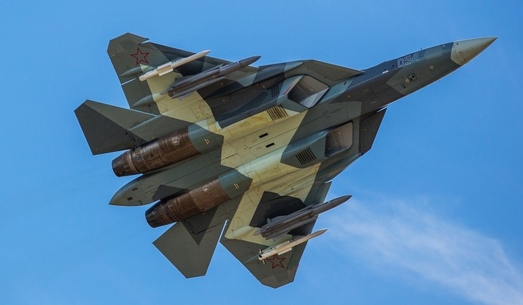 Tiêm kích Su-57 gây kinh ngạc với khoang vũ khí bên hông chứa tên lửa R-74M