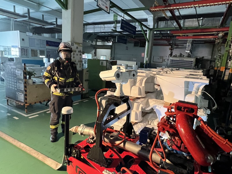 'Mãn nhãn' với robot chữa cháy hiện đại của Cảnh sát PCCC và CNCH Hà Nội
