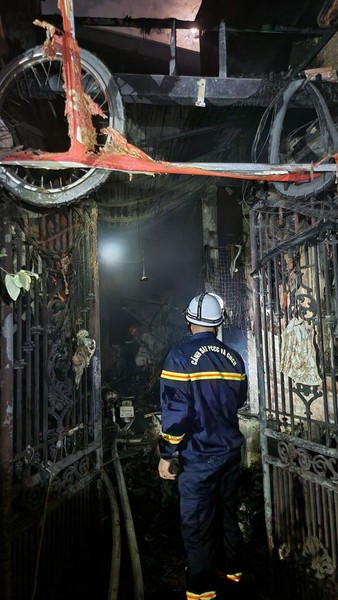 Hình ảnh lực lượng chức năng xuyên đêm chữa cháy, cứu người trong vụ hỏa hoạn ở đường Trung Kính 
