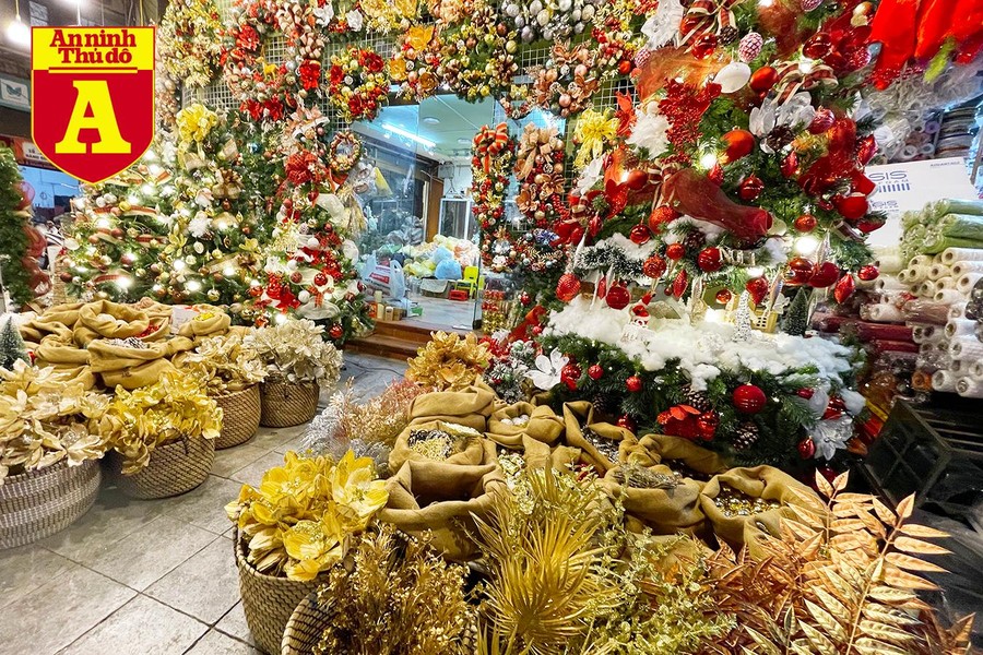 ‘Chợ’ Giáng sinh Phố Hàng Mã trang hoàng rực rỡ, thu hút giới trẻ dịp cuối tuần