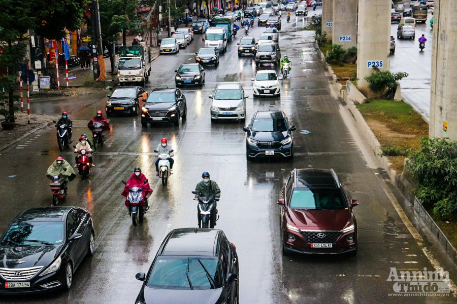 Hà Nội chìm trong giá buốt, người dân đốt lửa sưởi ấm bên đường